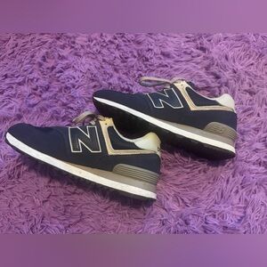 New Balance classic 574 Navy & Gray Sneakers. Men’s sz 7 / Women’s sz 8.5